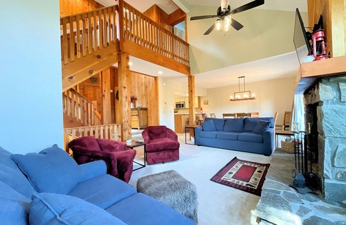 Bromley Mountain House | 3 Luxurious Levels of Living at this Bromley Willows Townhouse
