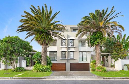 Surfers Paradise Villa | 3 m Luxury Waterfront Villa in Paradise Pets Welcome