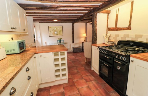 Chawton Cottage | 3 MALTHOUSE COTTAGES, pet friendly, with a garden in Alton, Hampshire