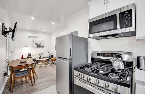Pico-Union Apartment | 3 mi Downtown LA or Stadium. Parking + W/D