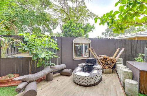 Royal Poinciana House | 3 Mi to Beach Hollywood Treehouse with Deck and Yard!