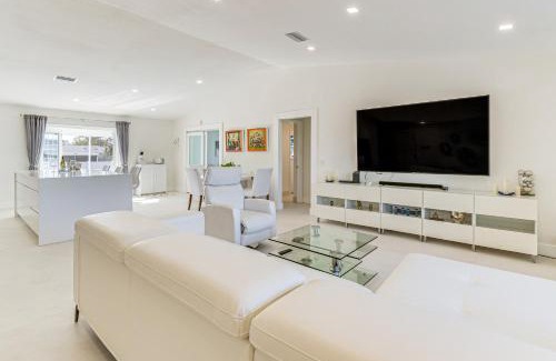 Port Charlotte House | 3 Mi to Beach Pet-Friendly Home in Port Charlotte