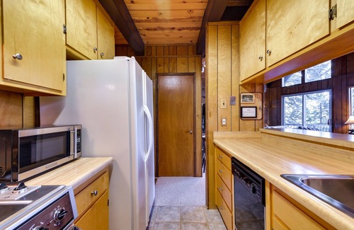 Arnold Cabin | 3 Mi to Big Trees State Park: Cabin w/Deck