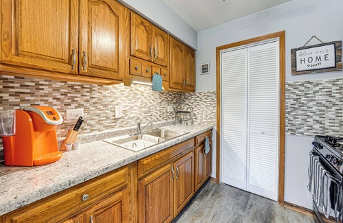 Country Club Hills Condo | 3 Mi to Credit Union 1 Amphitheatre: Suburban Stay