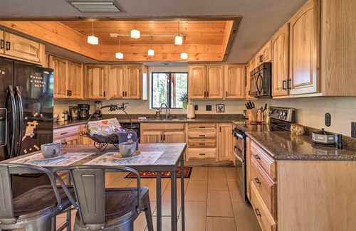 Oak Knoll Village Cabin | 3 Mi to Downtown: Cabin w/Gas Grill in Prescott