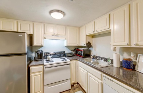 Riverside Apartment | 3 Mi to Dtwn Austin Pet-Friendly Condo with Pool