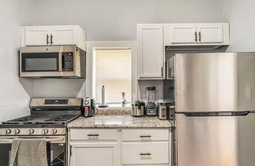 Near West Side Apartment | 3 Mi to Dtwn: Central Chicago Apt w/Grill!