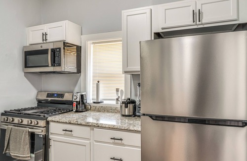 Near West Side Apartment | 3 Mi to Dtwn: Central Chicago Apt w/Grill!