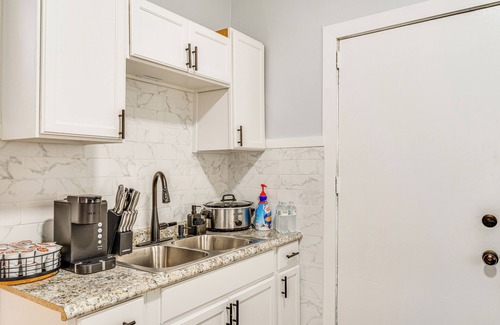 Near West Side Apartment | 3 Mi to Dtwn: Central Chicago Apt w/Grill!