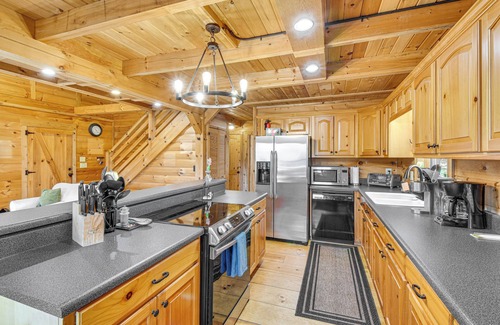 Clayton Cottage | 3 Mi to Dtwn Clayton: Cabin w/Trail Access!