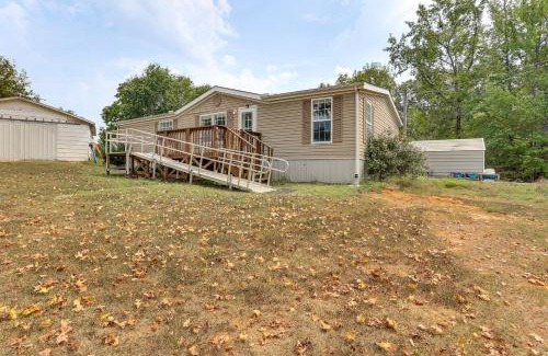 Paris House | 3 Mi to Dtwn Pet-Friendly Farm Retreat in Paris!