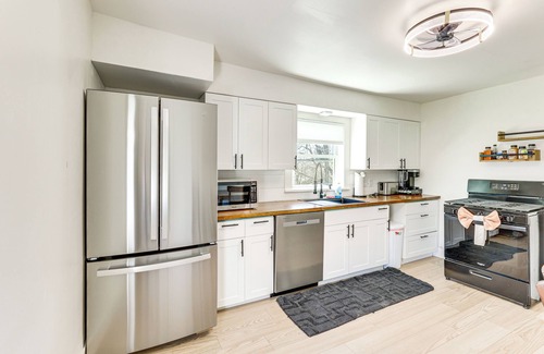 Youngstown Apartment | 3 Mi to Dtwn: Quiet Youngstown Apt w/Deck!