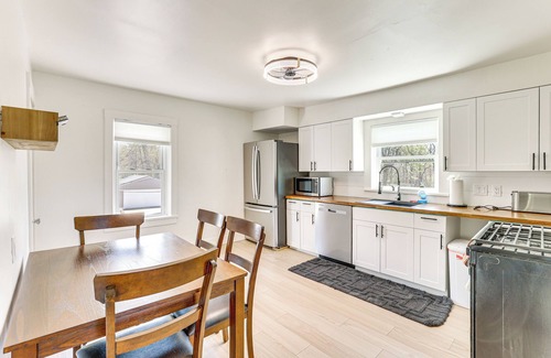 Youngstown Apartment | 3 Mi to Dtwn: Quiet Youngstown Apt w/Deck!