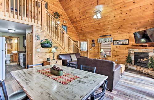 Black Bear Falls Cabin | 3 Mi to Gatlinburg: Cabin w/Deck & Pool Table!