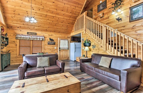 Black Bear Falls Cabin | 3 Mi to Gatlinburg: Cabin w/Deck & Pool Table!