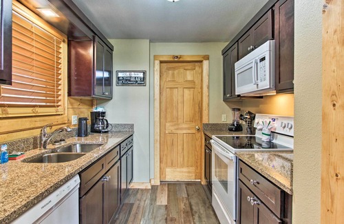 Black Bear Falls Cabin | 3 Mi to Gatlinburg: Cabin w/Deck & Pool Table!