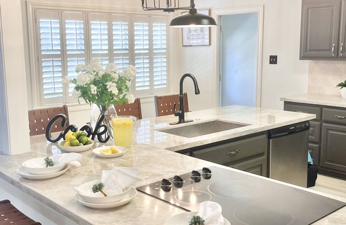 College Station House | 3 mi to Kyle Field, Farm house Ranchette, sleeps 20!