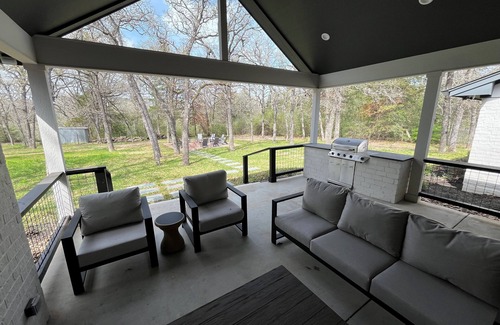 College Station House | 3 Mi to Kyle Field-Luxury 5 bedroom/4.5 Bath on 1.5 Acres-Fire Pit/Patio-3500 sf