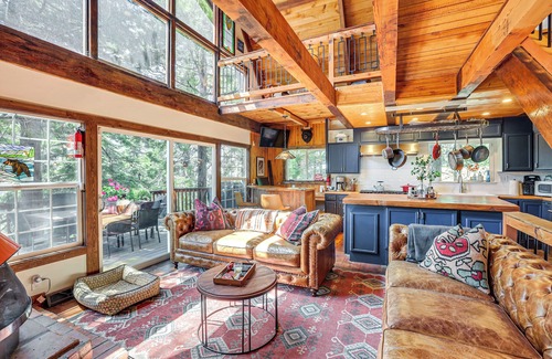 Arrowhead Villas Cabin | 3 Mi to Lake Arrowhead Village: Dog-Friendly Cabin