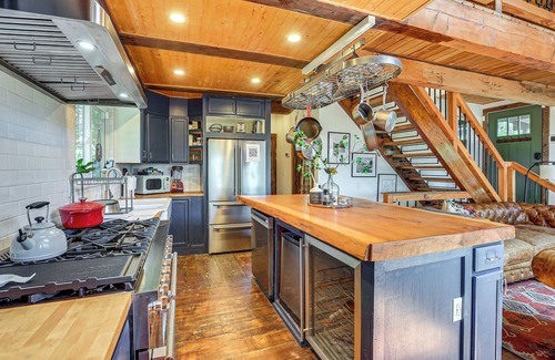 Arrowhead Villas Cabin | 3 Mi to Lake Arrowhead Village: Dog-Friendly Cabin