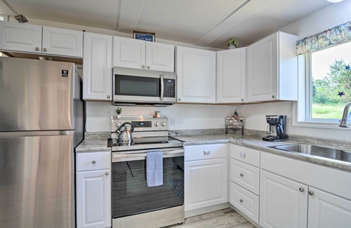 Central Lake Cottage | 3 Mi to Lake Michigan: ‘The Country Cottage’