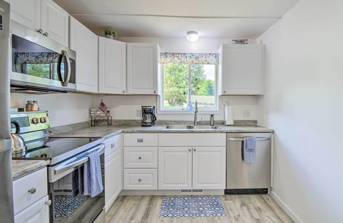Central Lake Cottage | 3 Mi to Lake Michigan: ‘The Country Cottage’