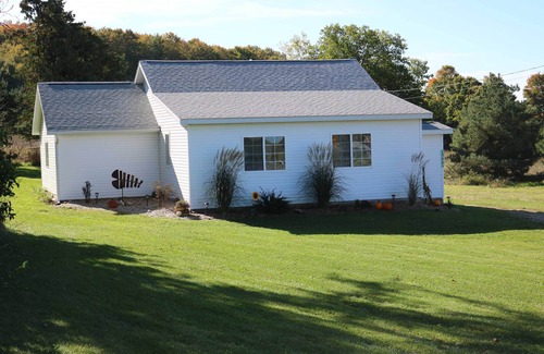 Central Lake Cottage | 3 Mi to Lake Michigan: The Country Cottage