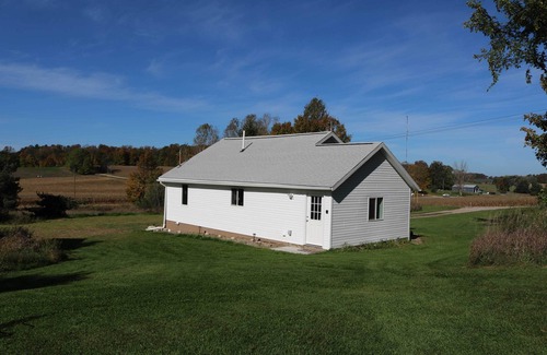 Central Lake Cottage | 3 Mi to Lake Michigan: The Country Cottage