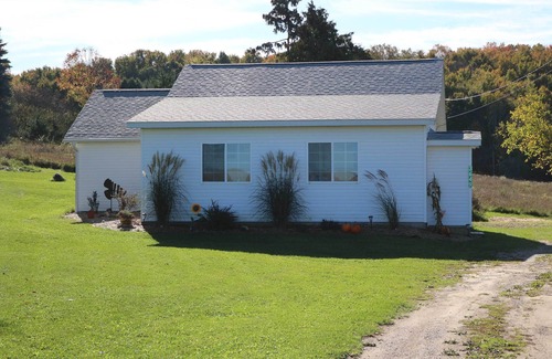 Central Lake Cottage | 3 Mi to Lake Michigan: The Country Cottage