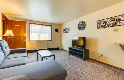 Green Bay House | 3 Mi to Lambeau Field Ideally Located Townhome!