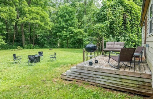 Windsor Hills Cabin | 3 mi to Liberty, Close to Dtown w/Secluded Feel
