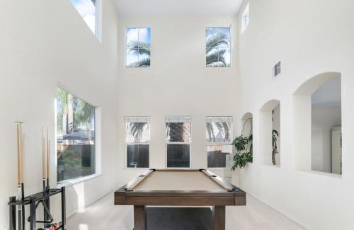 Tracy House | 3 Mi to Main St Tracy Homey Retreat with Game Room!