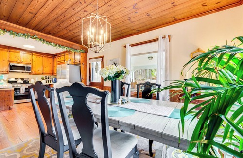Marietta House | 3 Mi to Marietta Square: Hot Tub Haven w/2 Patios