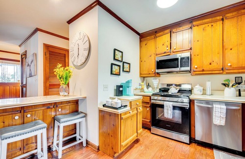 Marietta House | 3 Mi to Marietta Square: Hot Tub Haven w/2 Patios