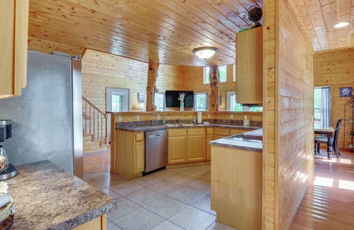 Byrdstown Cabin | 3 Mi to Marina: Cabin w/Hot Tub in Byrdstown!
