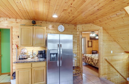 Byrdstown Cabin | 3 Mi to Marina: Cabin w/Hot Tub in Byrdstown!