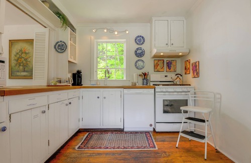 West Dover House | 3 Mi to Mount Snow: Home w/Porch in West Dover