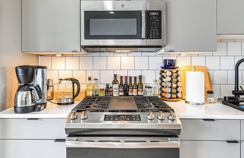 Park View Condo | 3 Mi to National Mall: Artsy DC Condo Near Metro!