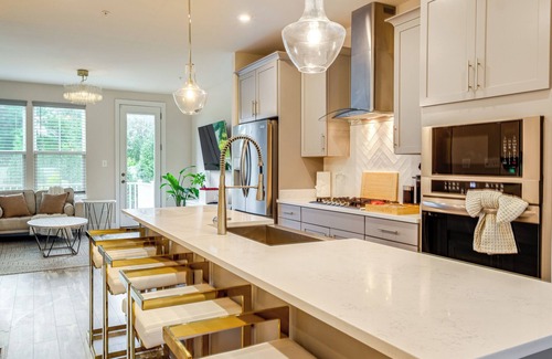 Largo House | 3 Mi to NW Stadium: Modern Retreat in Largo