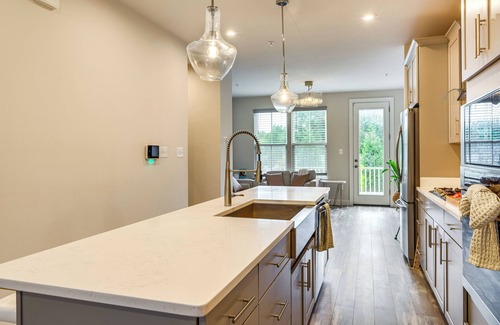 Largo House | 3 Mi to NW Stadium: Modern Retreat in Largo