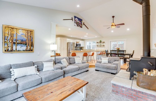 Southwest Bend House | 3 Mi to Old Mill District: Family Retreat w/Yard