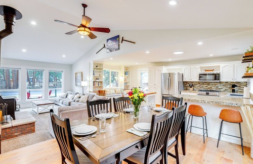 Southwest Bend House | 3 Mi to Old Mill District: Family Retreat w/Yard