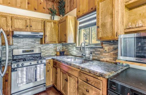 Sierra Cedars House | 3 Mi to Shaver Lake Cozy Bears Hideaway Cabin!