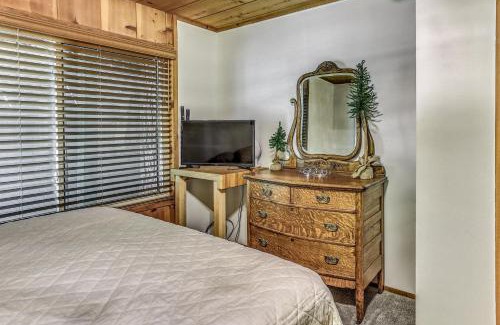 Sierra Cedars House | 3 Mi to Shaver Lake Cozy Bears Hideaway Cabin!