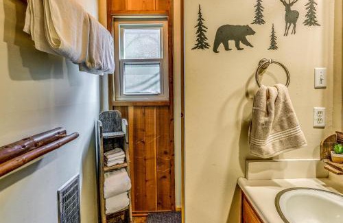 Sierra Cedars House | 3 Mi to Shaver Lake Cozy Bears Hideaway Cabin!