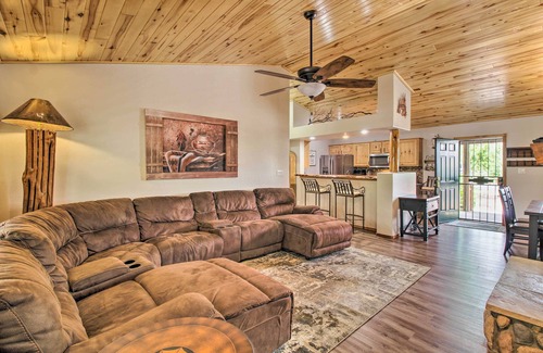Heber Cabin | 3 Mi to Trails: Woodsy Retreat in Overgaard!