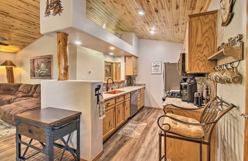 Heber Cabin | 3 Mi to Trails: Woodsy Retreat in Overgaard!