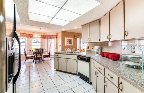 Spring Hill House | 3 Mi to Weeki Wachee Springs SP: Poolside Oasis!