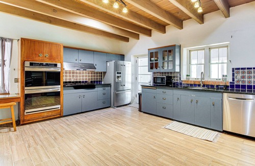 Near North Valley House | 3 Mi to Zoo & Garden: ABQ Home w/Heated Pool!