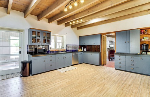 Near North Valley House | 3 Mi to Zoo & Garden: ABQ Home w/Heated Pool!